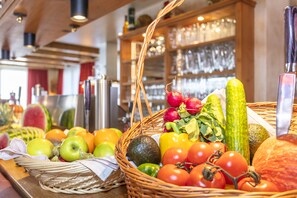 Variedad de frutas y verduras frescas expuestas en cestas.