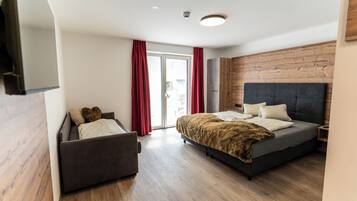 Traditional Triple Room | Hypo-allergenic bedding, in-room safe, desk, laptop workspace