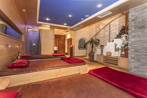 三溫暖烤箱、蒸氣室、按摩服務