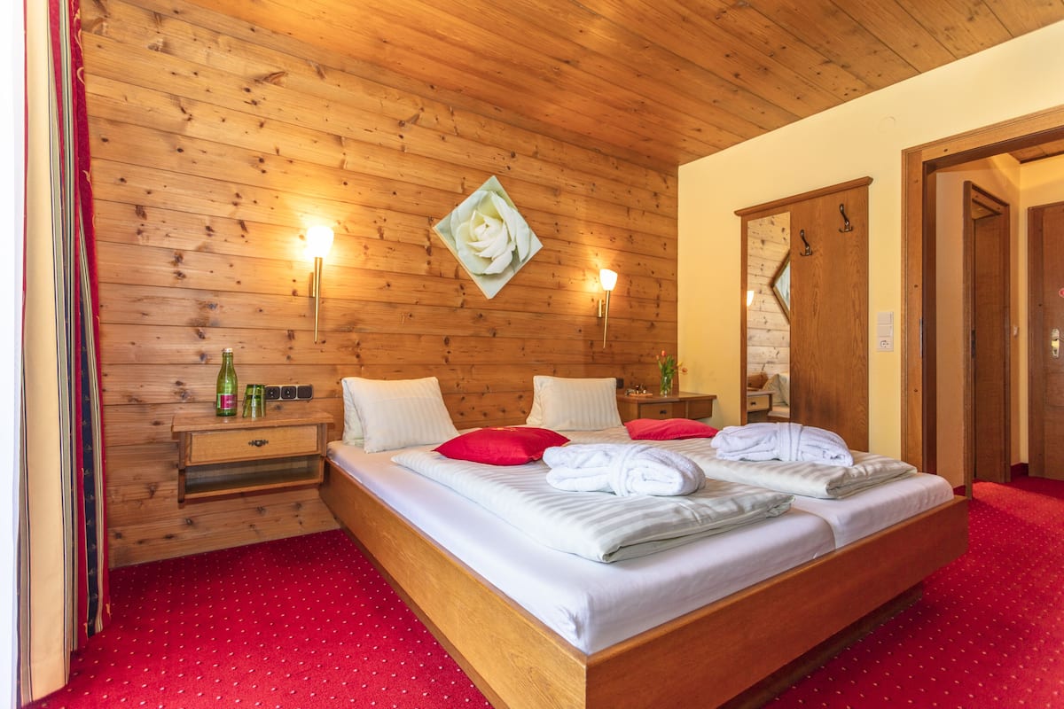 Family Room | In-room safe, desk, blackout curtains, bed sheets