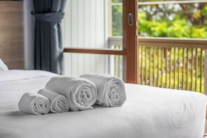 Chambre Prestige double, 1 grand lit, balcon, au bord de l’océan | Décor unique, rideaux d’obscurcissement, lit d’appoint (supplément)