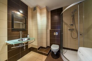 Appartement, vue sur la montagne (2B/27a) | Salle de bain | Douche, séchoir à cheveux, serviettes fournies