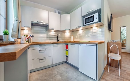 Apartment (3E/11) | Dapur kecil peribadi | Peti sejuk, dapur, alat memasak/pinggan mangkuk/perkakas dapur