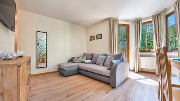 Apartment (3E/11) | Living area | Flat-screen TV