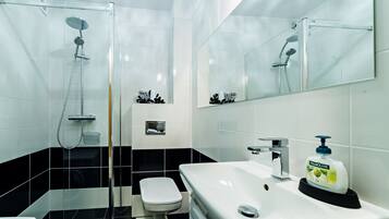Apartemen (3E/7) | Kamar mandi | Shower, pengering rambut,  dan handuk