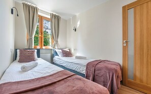 Tabla de planchar con plancha, wifi gratis y ropa de cama