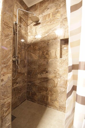 Deluxe Double Room | Bathroom - Amarena (Bukovel)