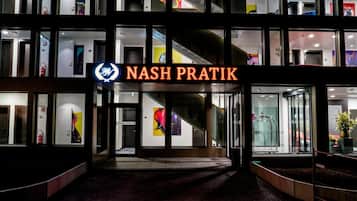 The entrance to a building with a sign reading "NASH PRATIK".
