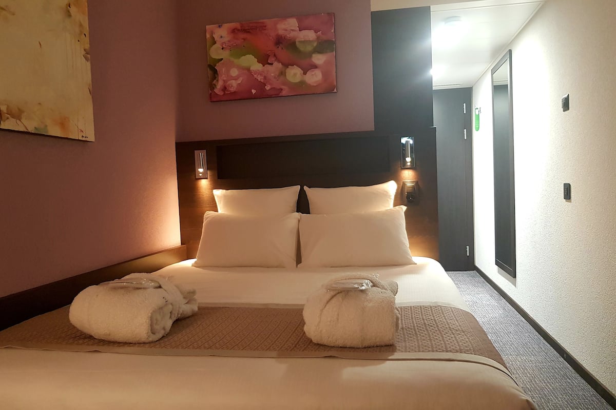 double room | minibar, in-room safe, desk, soundproofing