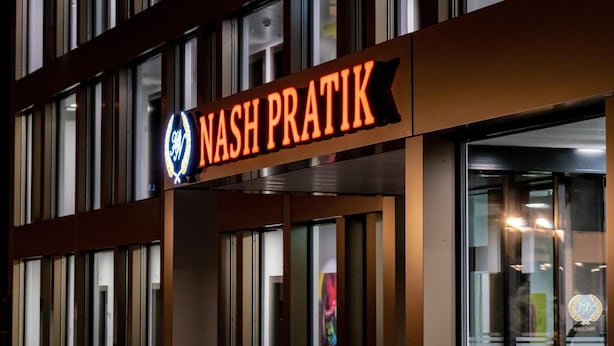Un edificio con un letrero que dice "NASH PRATIK".
