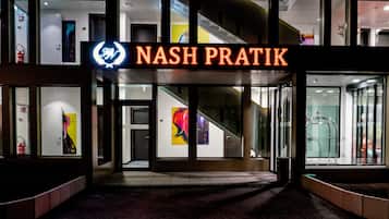 La entrada a un edificio con un cartel llamativo que dice 'NASH PRATIK'.