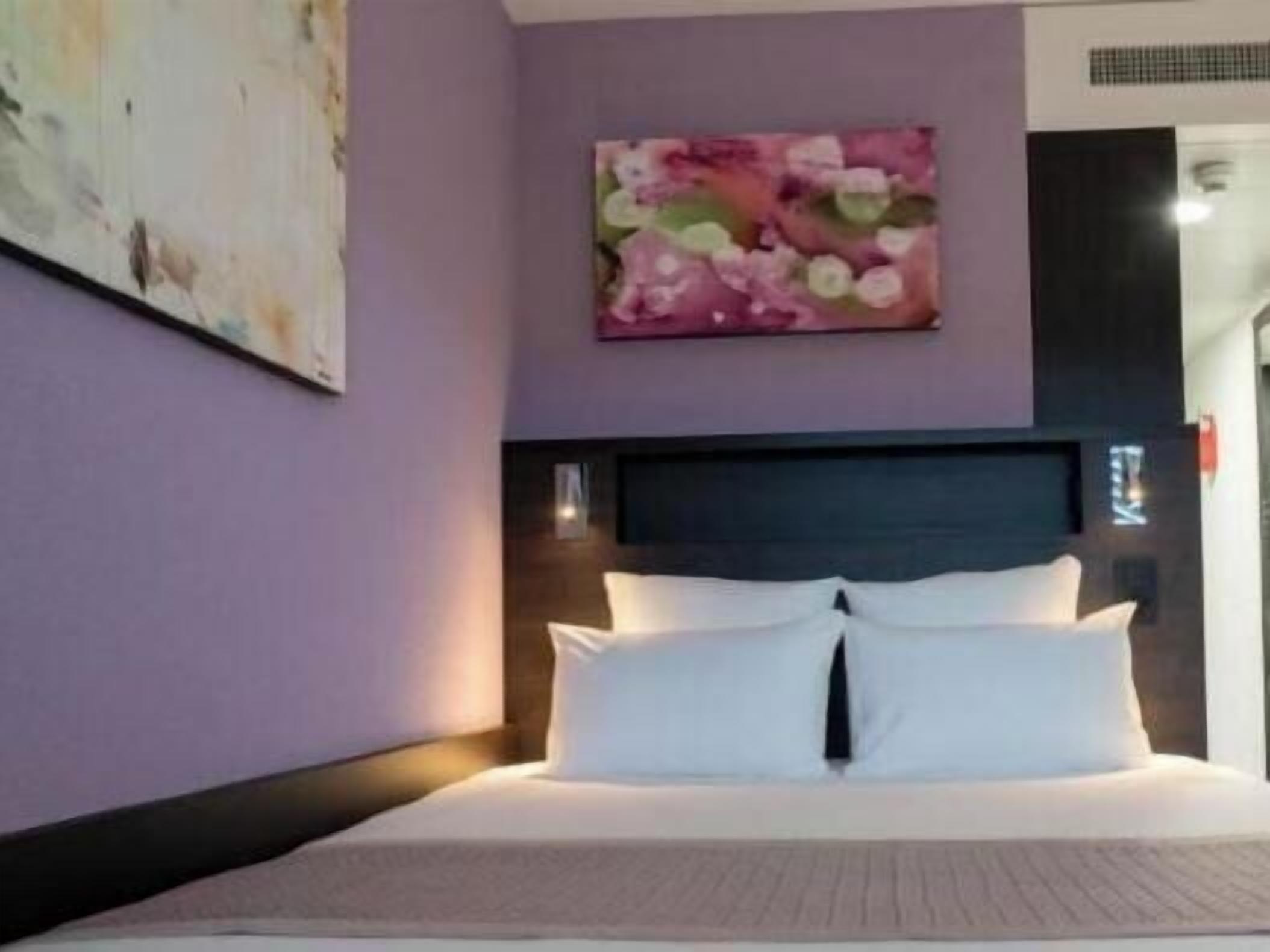 Minibar, caja de seguridad en la habitación y escritorio 