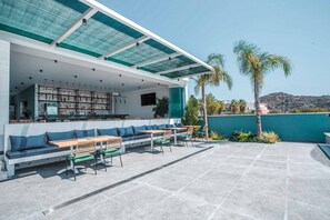 Bar junto a la piscina