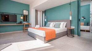Een moderne slaapkamer met een bed, nachtkastjes, een televisie en een spiegel.