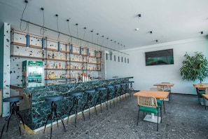 Quầy bar bên hồ bơi