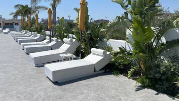 Piscina externa, funciona das 8h às 20h, guarda-sóis, espreguiçadeiras