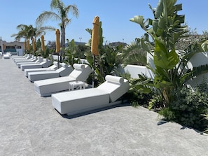 Piscine extérieure, parasols de plage, chaises longues