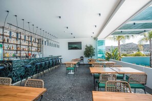 Bar junto a la alberca