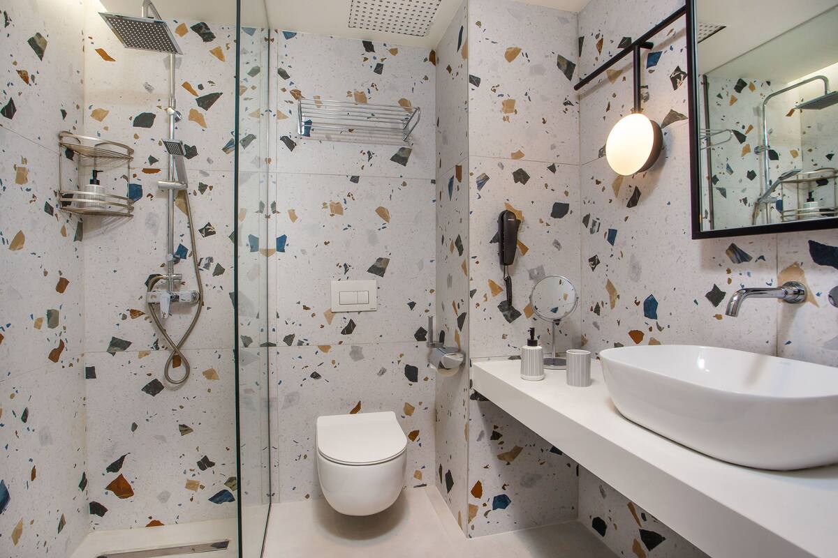 shower, rainfall showerhead, free toiletries, hair dryer