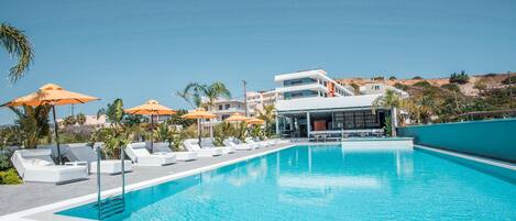 Piscine extérieure, accÚs possible de 8 h à 20 h, parasols