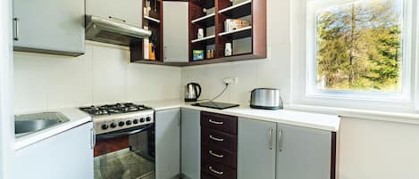 Departamento (66/2) | Cocineta privada | Refrigerador, parrilla de estufa y tetera eléctrica