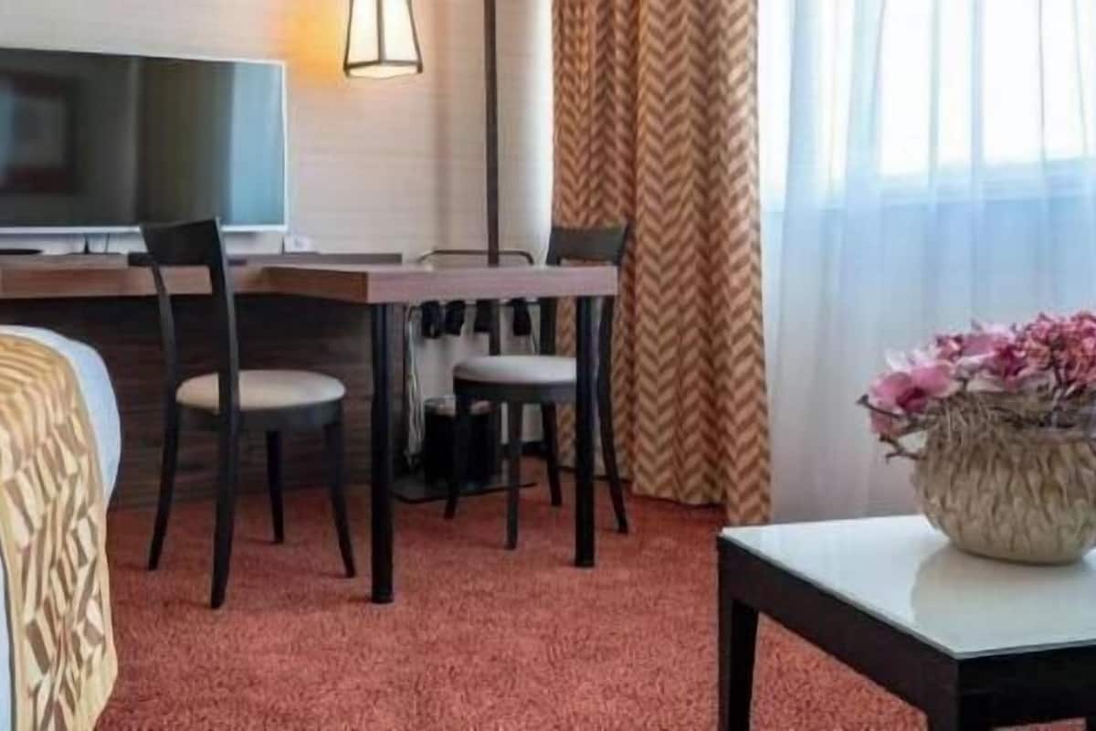 In-room safe, desk, laptop workspace, soundproofing