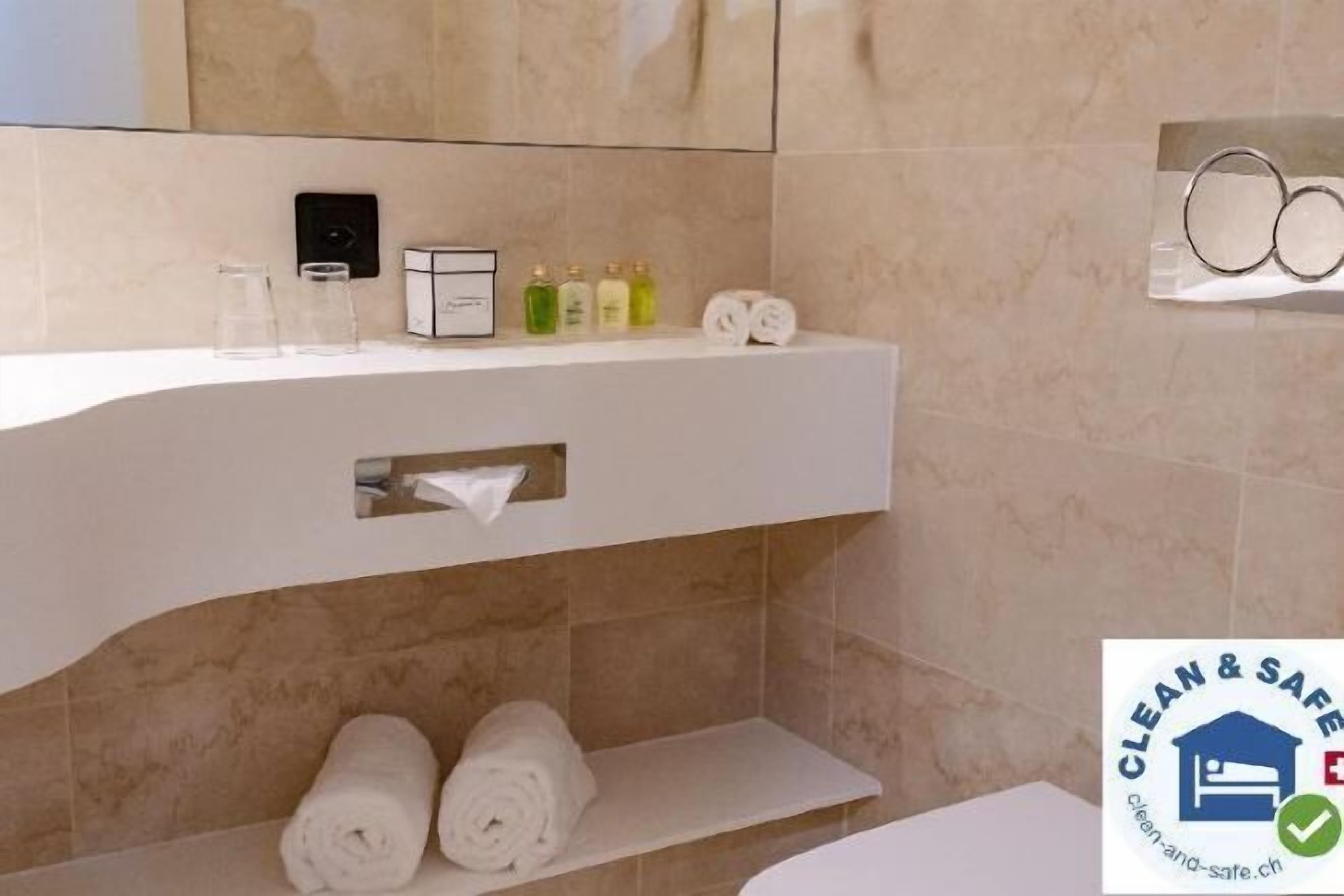 Haartrockner, Hausschuhe, Handtücher