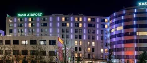 Un hotel de diseño moderno, con un llamativo letrero 'Nash Airport' en el edificio.