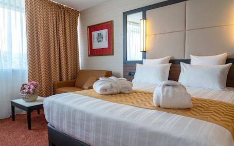 Caja de seguridad en la habitación y escritorio . Nash Suites Airport Hotel