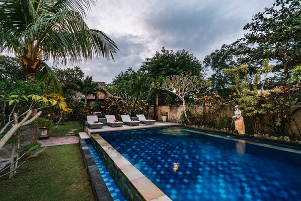 Outdoor pool - Bunda 7 Bungalow (Lembongan Island)