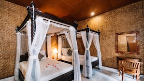 A four-poster bed with white canopy, a wooden desk, and a mirror on the wall. - Bunda 7 Bungalow (Lembongan Island)