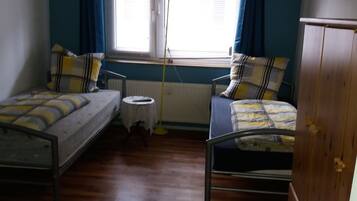 Basic-Apartment, Mehrere Betten, Nichtraucher, Blick auf den Innenhof | 2 Schlafzimmer, schallisolierte Zimmer