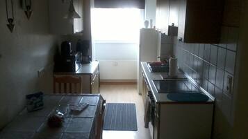 Basic Apartment, Multiple Beds, Non Smoking, Courtyard View | Private kitchen