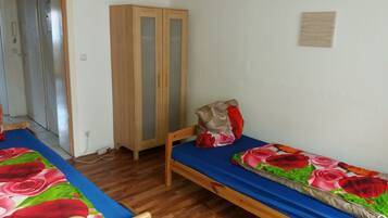 Basic-Apartment, Mehrere Betten, Nichtraucher, Blick auf den Innenhof | 2 Schlafzimmer, schallisolierte Zimmer