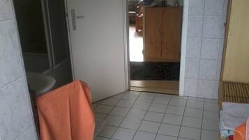 Basic-Apartment, Mehrere Betten, Nichtraucher, Blick auf den Innenhof | Badezimmer | Dusche