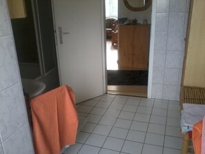 Basic-Apartment, Mehrere Betten, Nichtraucher, Blick auf den Innenhof | Badezimmer | Dusche