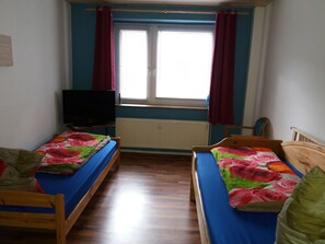 Apartamento básico, várias camas, para não fumantes, vista para o pátio | 2 quartos, quartos à prova de som