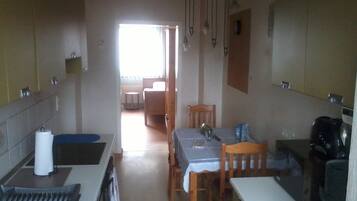 Basic-Apartment, Mehrere Betten, Nichtraucher, Blick auf den Innenhof | Eigene Küche | Kühlschrank, Ofen, Wasserkocher mit Kaffee-/Teezubehör