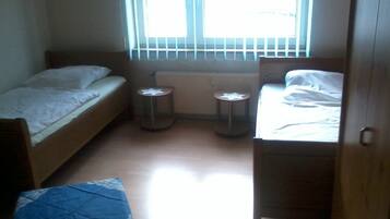 Basic-Apartment, Mehrere Betten, Nichtraucher, Blick auf den Innenhof | 2 Schlafzimmer, schallisolierte Zimmer