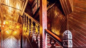 A wooden staircase with a patterned floor and a decorative railing. - EverySky Piastowska1 Karpacz (Karpacz)