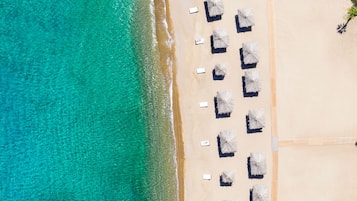 Privat strand, cabanor (tilläggsavgift), solstolar och strandhanddukar