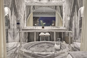 Ray of Light Suite- Three Bedroom | Bathroom - Calilo (Ios)