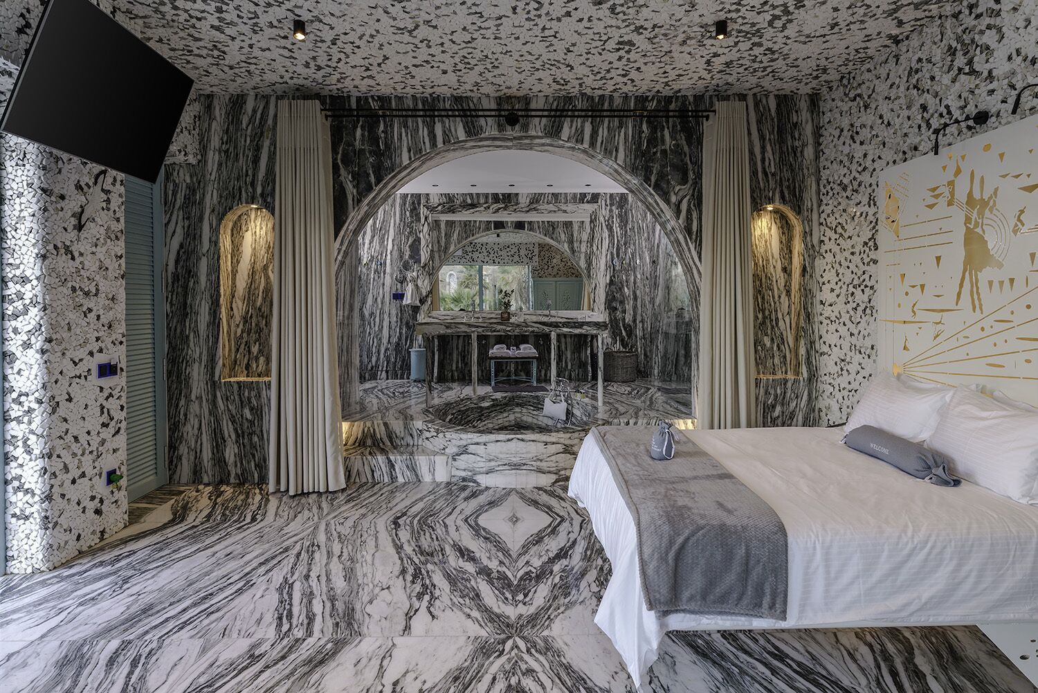 Honeymoon | Premium bedding, minibar, in-room safe, individually decorated