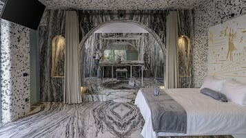 Honeymoon | Premium bedding, minibar, in-room safe, individually decorated