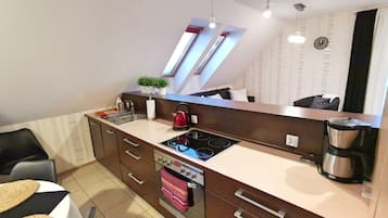 Appartement (1B/13) | Privékitchenette | Een koelkast, een oven, een kookplaat, een koffiezetapparaat/waterkoker