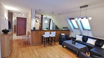 Appartement (1B/13) | Woonruimte | Een flatscreentelevisie