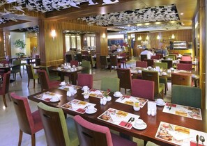 Breakfast, lunch and dinner served - EASTYARD Dammam - Hotel (Dammam)
