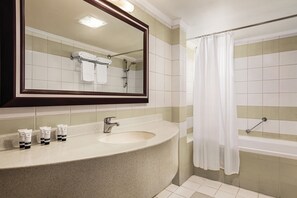 Chambre Standard avec lits jumeaux, 1 chambre, vue ville | Salle de bain | Articles de toilette gratuits, sèche-cheveux, peignoirs, chaussons