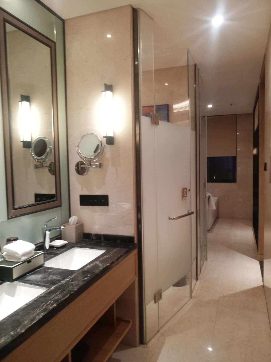 Badewanne und Dusche (separat), Hydromassagedusche, Haartrockner