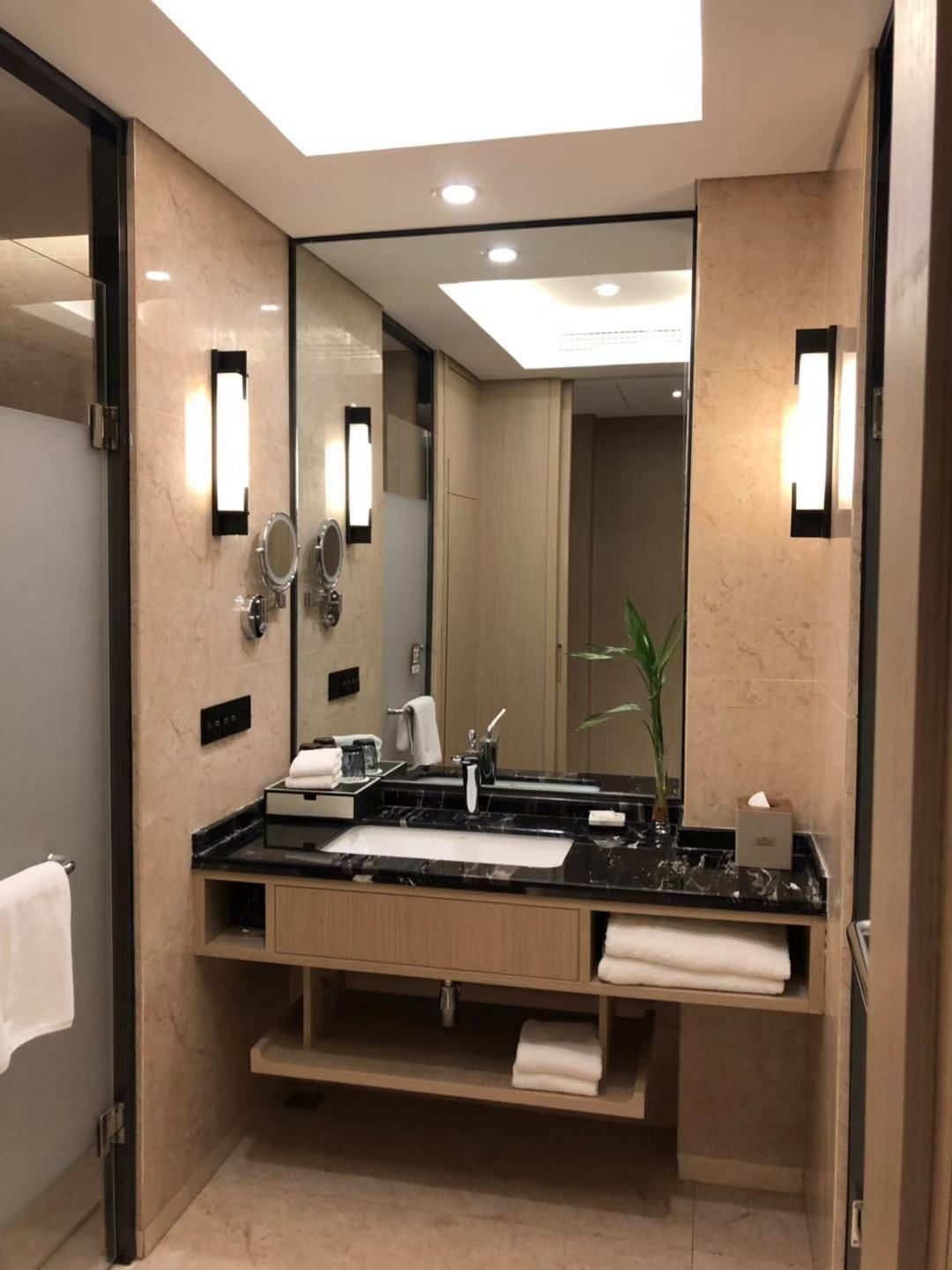 独立的浴缸和淋浴、旋水按摩花洒、吹风机、浴袍